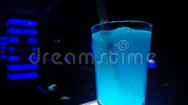 桌上的蓝色鸡尾酒饮料。 夜店闪电氛围